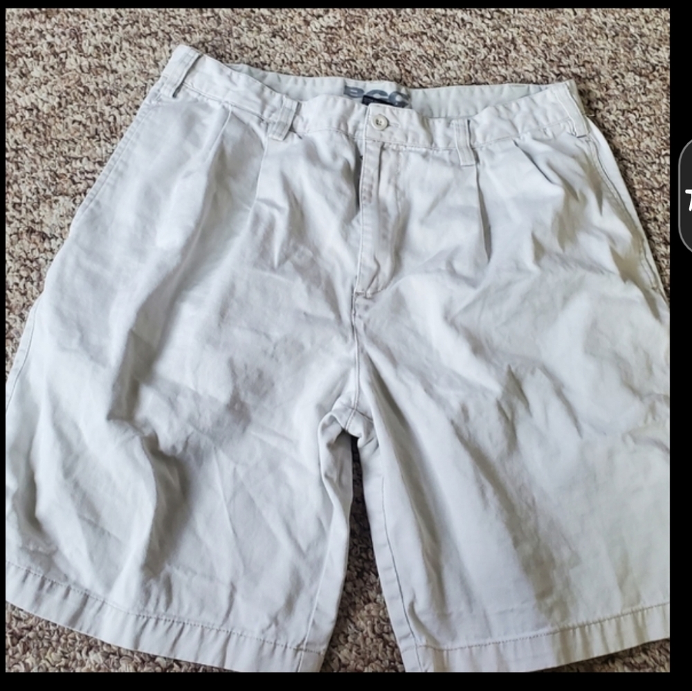 1 pair men's khaki 36 in shorts